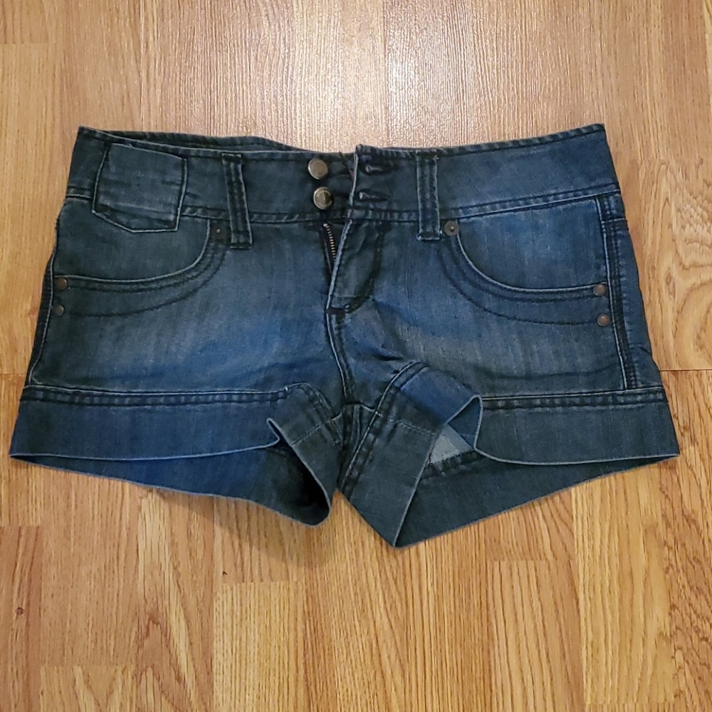 Freestyle low rise jean shorts size 6